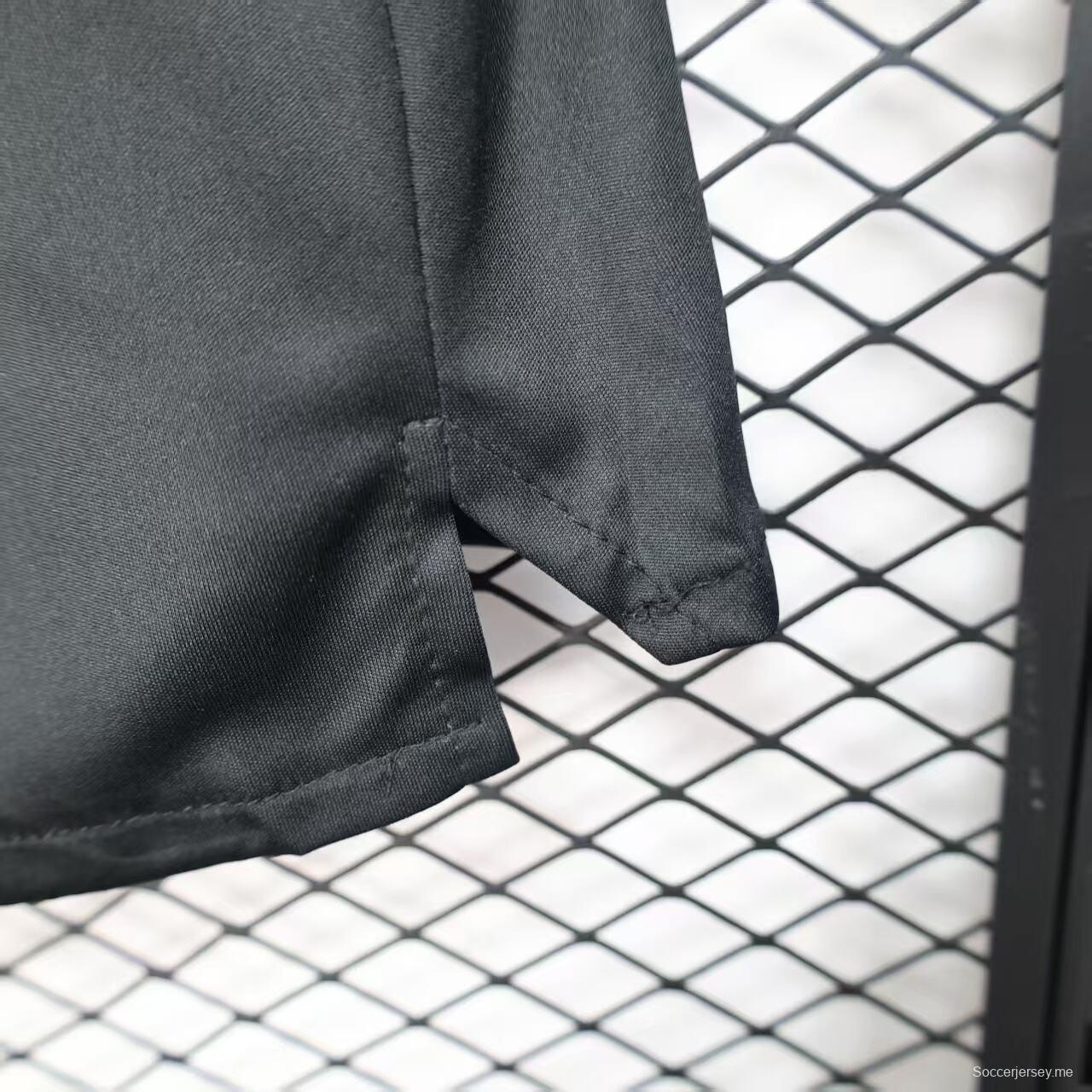 نسخة اللاعب 25/26 شورت مانشستر يونايتد خارج ملعبه