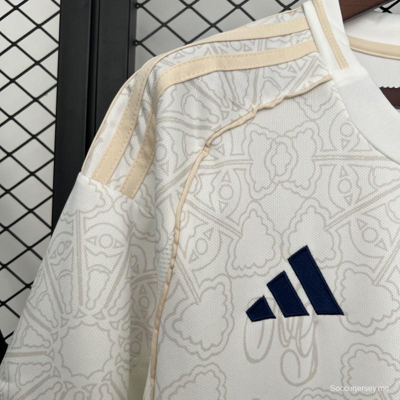 25/26 قميص فريق نوتنجهام فورست خارج الملعب