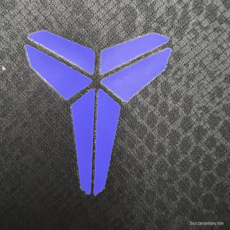 2025/26 قميص برشلونة إكس كوبي براينت قبل المباراة خارج الملعب