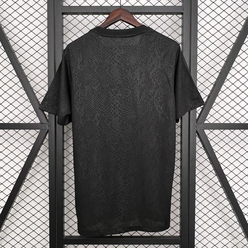 2025/26 قميص برشلونة إكس كوبي براينت قبل المباراة خارج الملعب