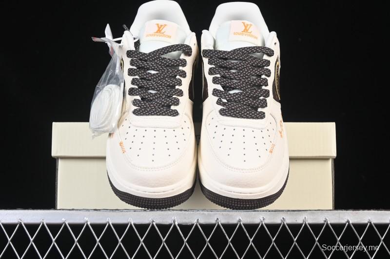 حذاء نايك اير فورس 1 '07 المنخفض من نايك اير فورس 1 '07 LV Collaboration حذاء رياضي كاجوال مرقع باللون البيج والبني - DD1982-302