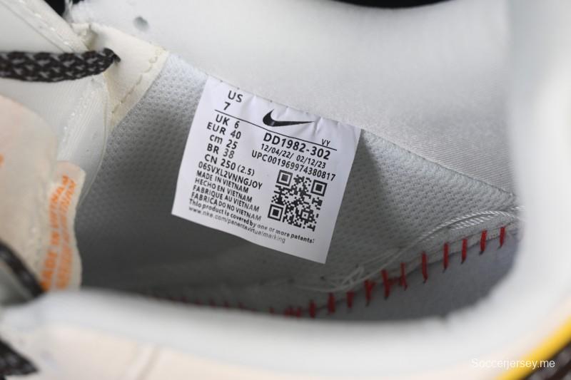 حذاء نايك اير فورس 1 '07 المنخفض من نايك اير فورس 1 '07 LV Collaboration حذاء رياضي كاجوال مرقع باللون البيج والبني - DD1982-302