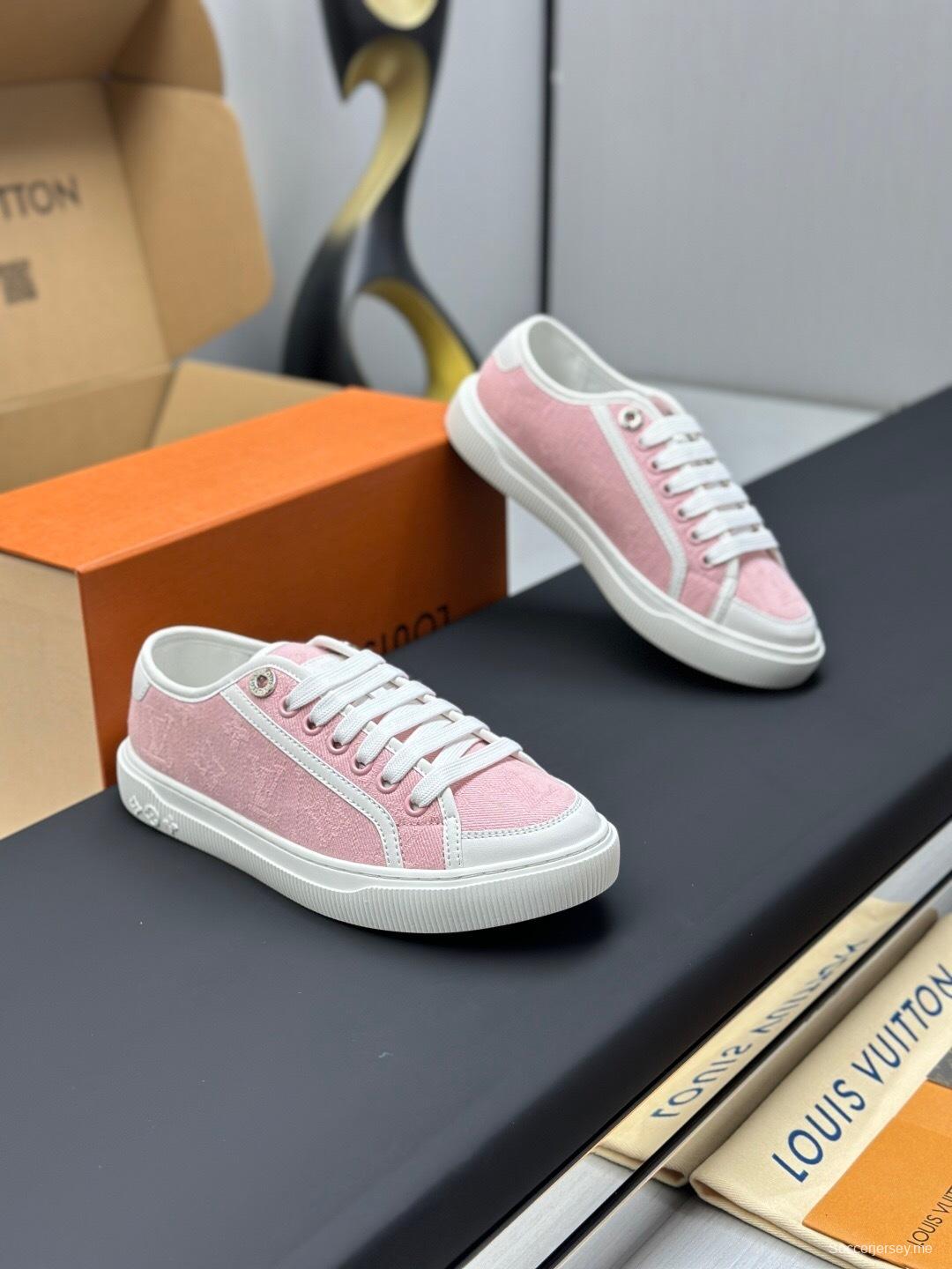 حذاء رياضي أبيض كاجوال بطبعة حيوانات من سلسلة تايم أوت من لويس فويتون - AS00260