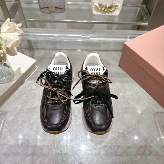 ميو ميو 2025 حذاء رياضي بتصميم ريترو رياضي - KFY00300/KFY00320