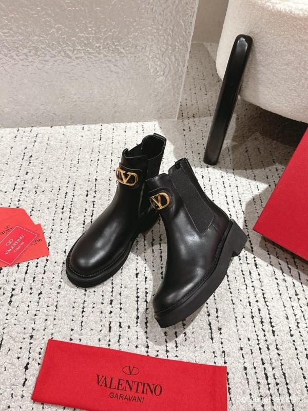 فالنتينو 2025 فالنتينو 2025 حذاء قصير معدني من العناصر المعدنية - LY00330