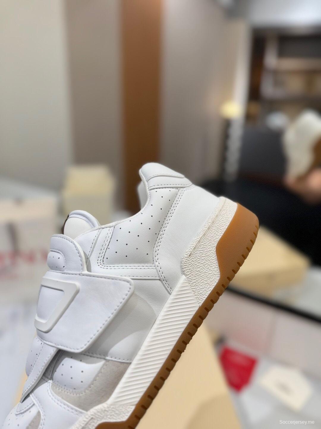 حذاء رياضي كاجوال بحزام على شكل حرف V من فالنتينو 2025 - AS00410