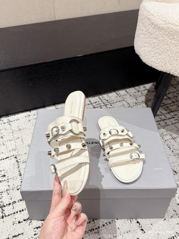 بالنسياغا سلسلة صنادل بالنسياغا كاجول المعدنية المرصعة - KFY00260