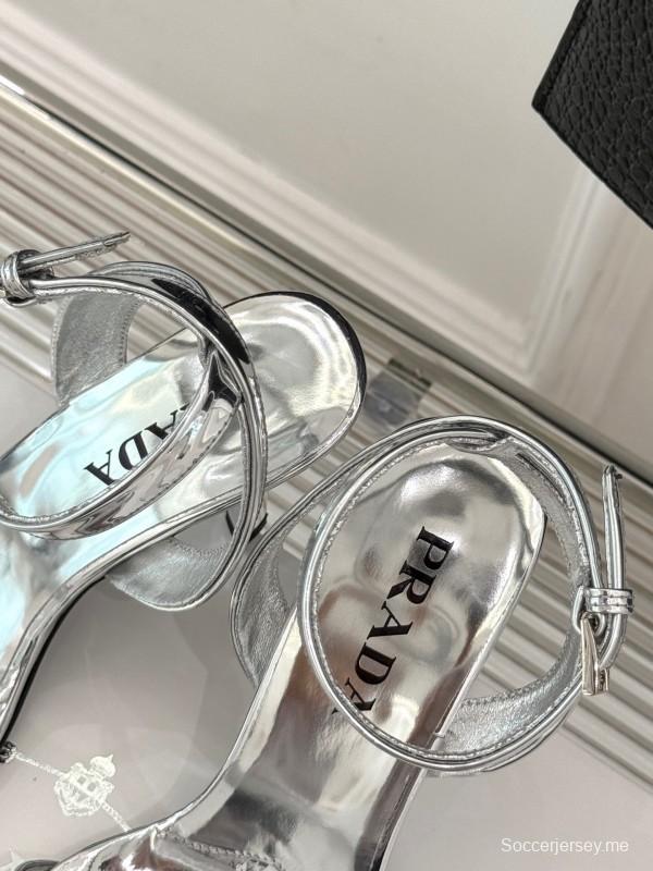 برادا 2025 صندل بكعب عالٍ مدبب من الأمام مع إبزيم مثلث - KFY00280