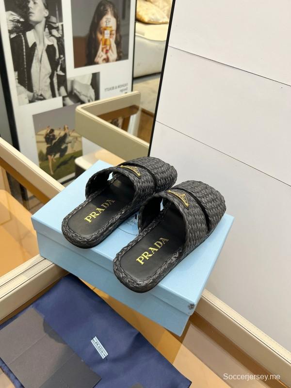 صنادل برادا 2025 من برادا صندل منسوج يدويًا من الرافيا مفتوح من الأمام - KFY00260