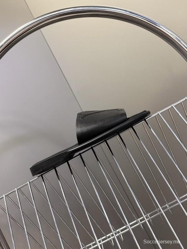 صندل سلسلة فينس من لويس فويتون بنقشة مونوغرام وحزام قابل للتعديل - KFY00220