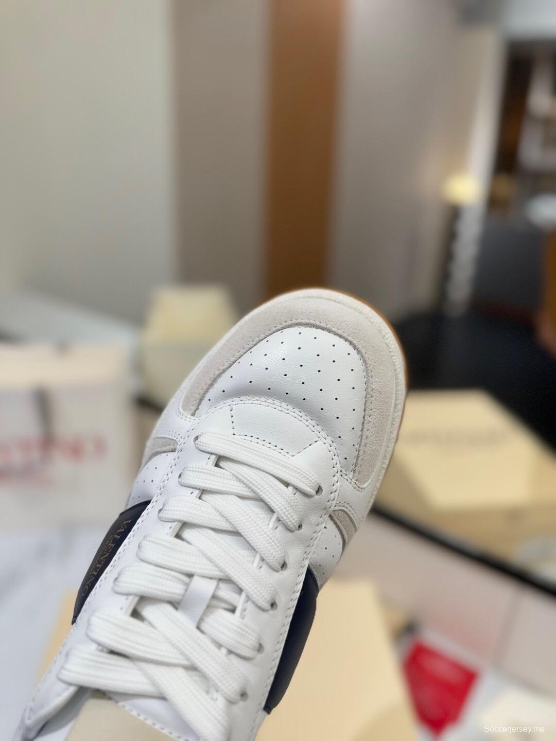 حذاء رياضي كاجوال من فالنتينو 2025 بتصميم خطاف وحلقة كبيرة على شكل حرف V - AS00370