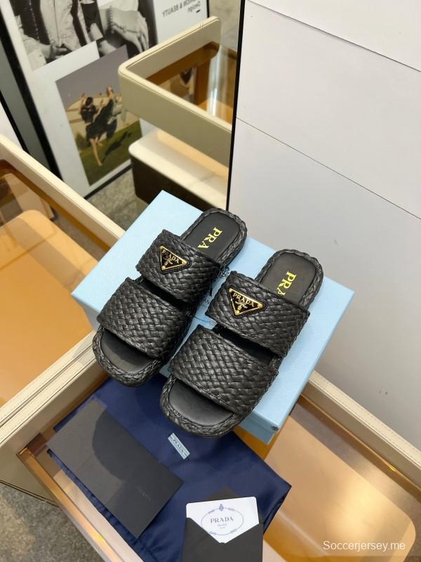 صنادل برادا 2025 من برادا صندل منسوج يدويًا من الرافيا مفتوح من الأمام - KFY00260