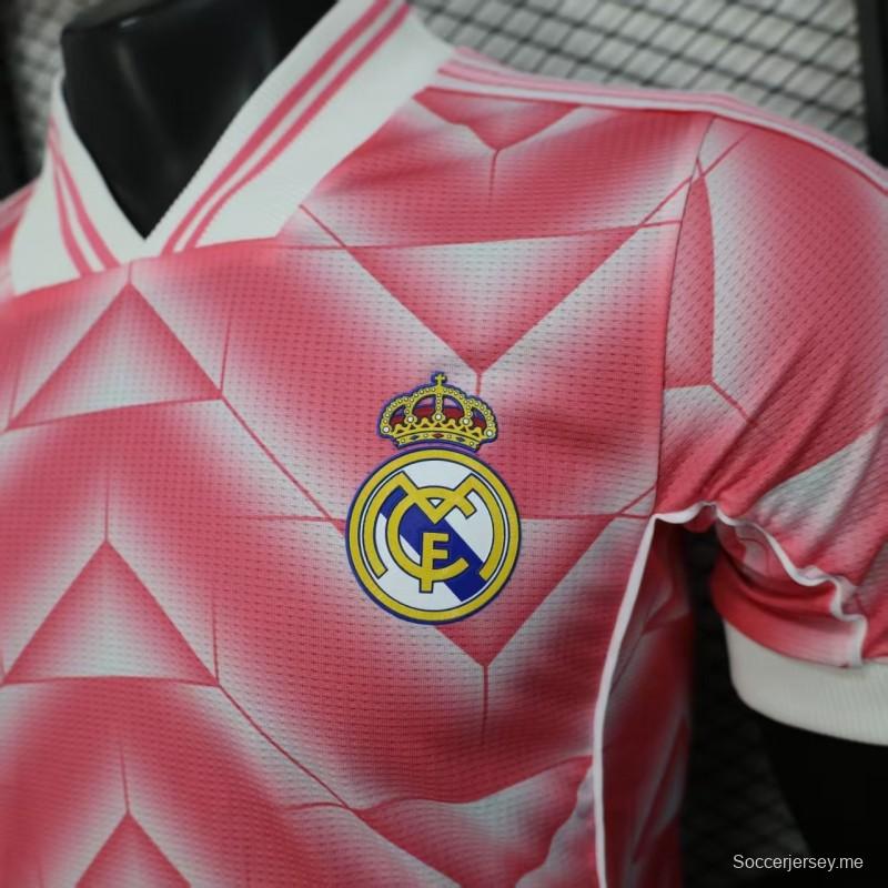 قميص ريترو نسخة اللاعب القديم 1988/89 ريال مدريد الثالث باللون الوردي بنقشة شيفرون الهندسية