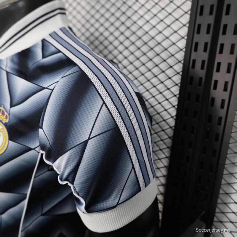 نسخة اللاعب القديمة 1988/89 ريال مدريد الثالثة باللون الأزرق الداكن مع قميص أزرق داكن بنقشة شيفرون هندسية ثلاثية الأبعاد