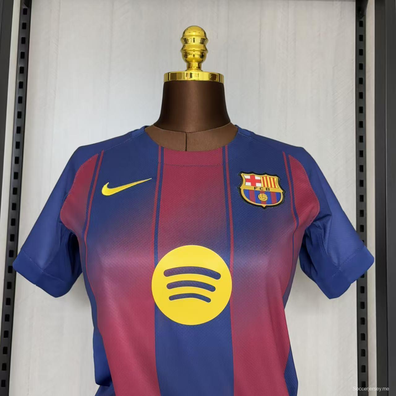 25/26 قميص برشلونة للسيدات على أرضه