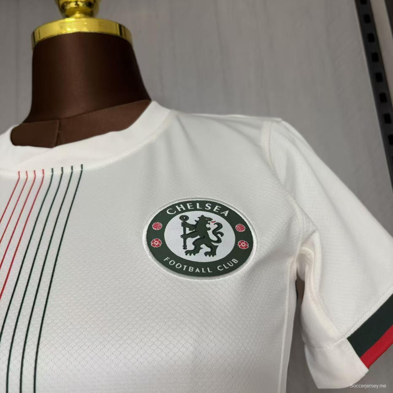 25/26 قميص تشيلسي للسيدات خارج ملعب تشيلسي للسيدات