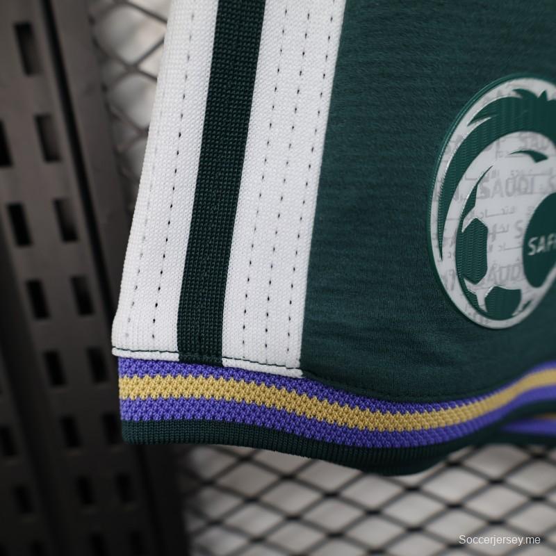 2026 نسخة اللاعبين السعودية شورت أخضر مع خطوط جانبية بيضاء