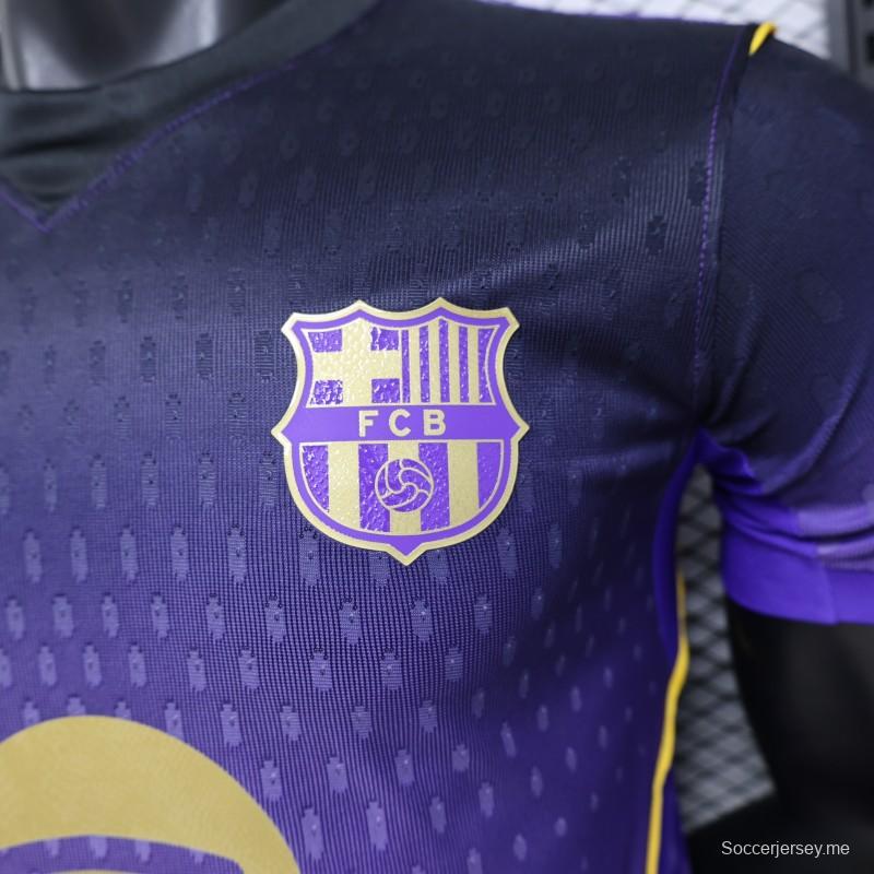 قميص برشلونة الخاص باللاعب، إصدار 26/27، باللون الأرجواني