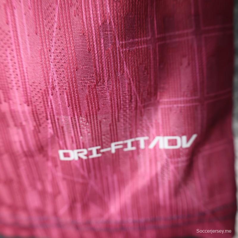 قميص لاعب نسخة 25/26 لفريق برشلونة باللونين الأزرق والبورجوندي بنمط هندسي متدرج