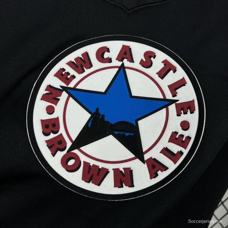 قميص نيوكاسل يونايتد للعب خارج أرضه من موسم 1995/96 (تصميم كلاسيكي)