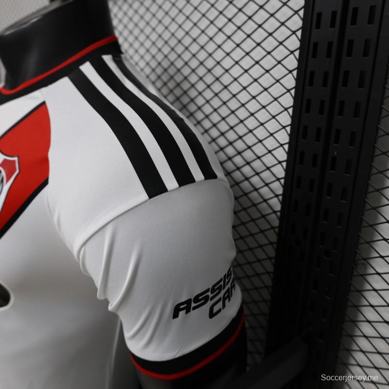 قميص اللاعب رقم 26/27 الخاص بنادي ريفر بليت، قميص المباراة على أرضه باللون الأبيض مع شريط مائل باللون الأحمر