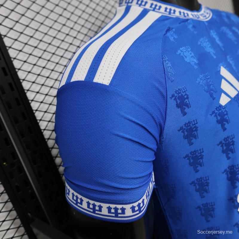 قميص اللاعب نسخة 26/27 باللون الأزرق الخاص بنادي مانشستر يونايتد مع نقشة جاكار على شكل شيطان تغطي كامل القميص