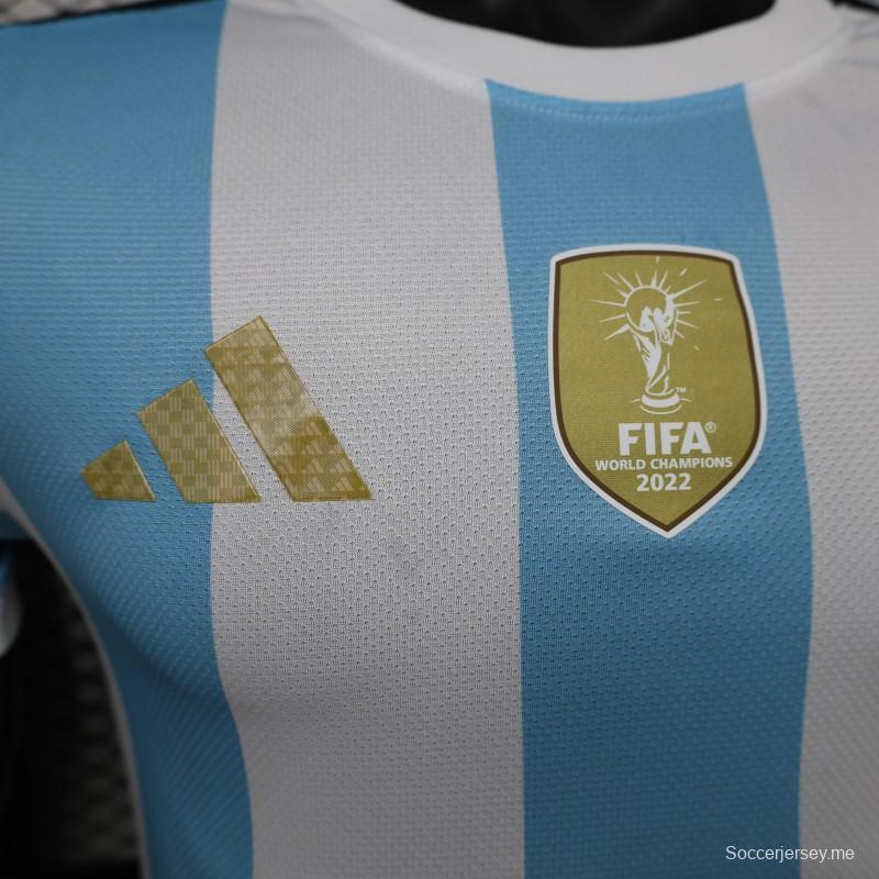 قميص المنتخب الأرجنتيني للمباريات على أرضه، إصدار اللاعب 2027، باللونين الأبيض والأزرق الفاتح مع شارة بطل كأس العالم FIFA