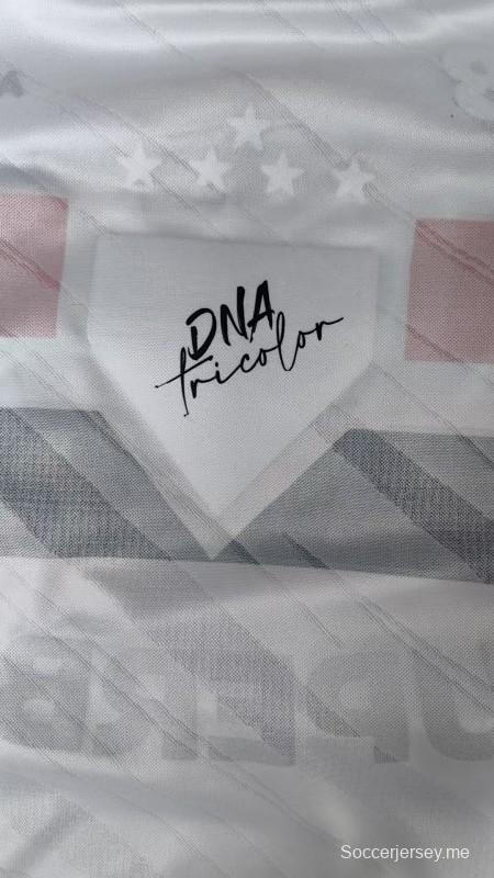 قميص لاعب نسخة 26/27  نادي ساو باولو الأبيض بخطوط أفقية حمراء وسوداء