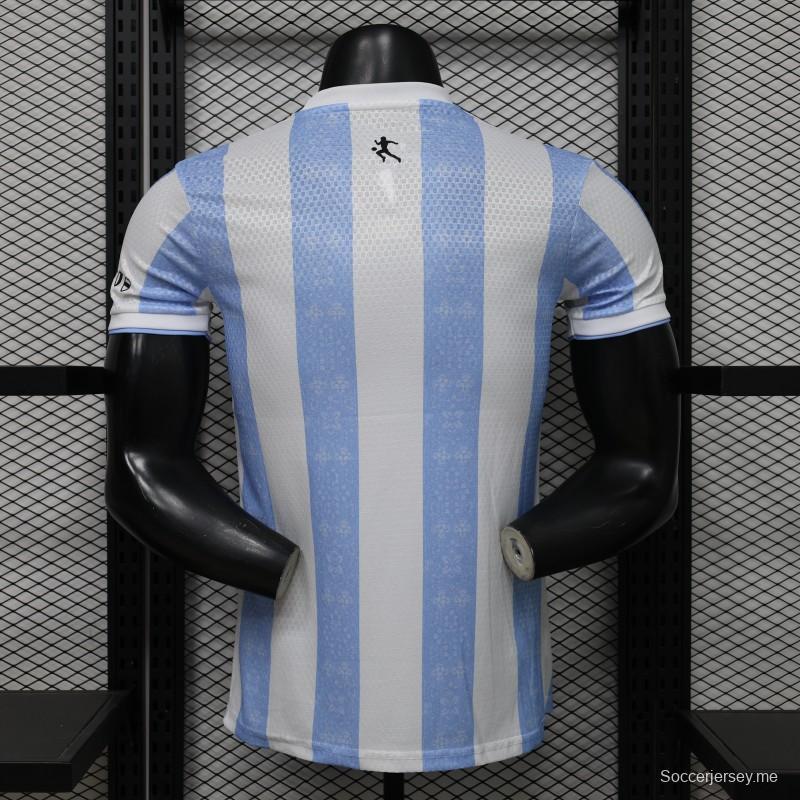 قميص اللاعب الإصدار 2027، قميص الأرجنتين الرسمي للعب على أرضها، أبيض مع خطوط زرقاء فاتحة، تكريمًا لمارادونا