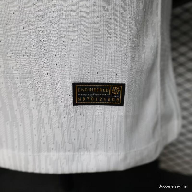 قميص اللاعب رقم 26/27 لفريق فاسكو دا جاما (الزي الخارجي) باللون الأبيض مع شريط مائل باللون الأسود