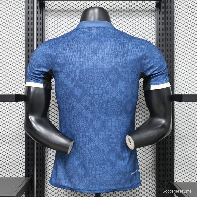 قميص اللاعب الإصدار 2027 للمنتخب البرتغالي خارج أرضه باللون الأزرق بنمط الجاكار