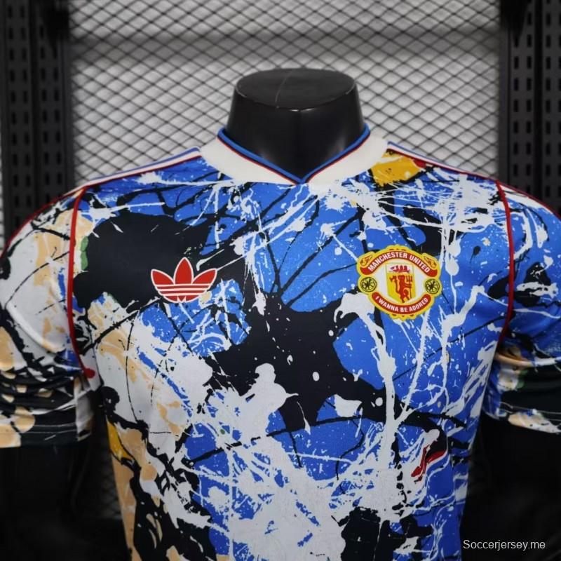 قميص اللاعب الإصدار 26/27 من مانشستر يونايتد، طراز "Multicolor Paint Splash Art" الخاص