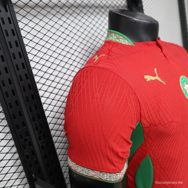 قميص الفريق الأول للمغرب باللونين الأحمر والأخضر، موسم 2026/2027