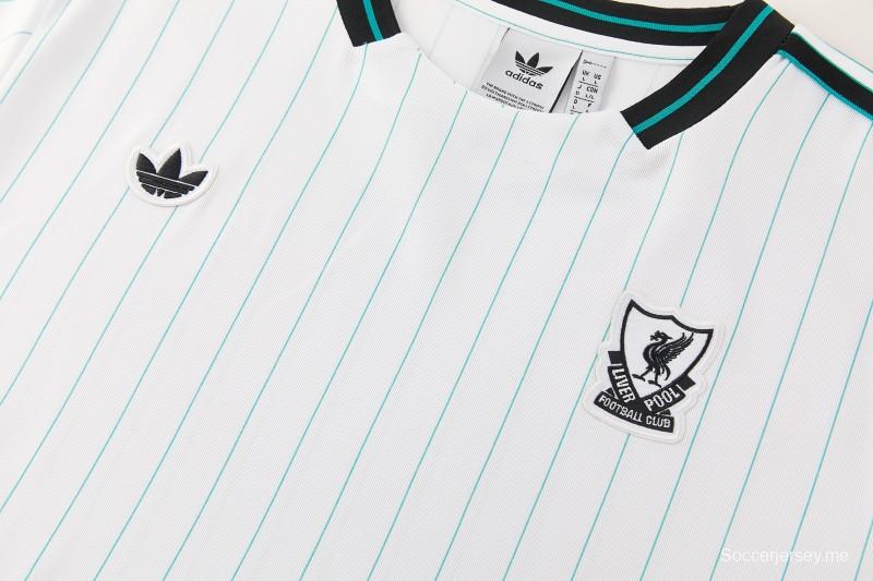 26/27  قميص ليفربول أبيض بأكمام قصيرة + شورت كرة قدم