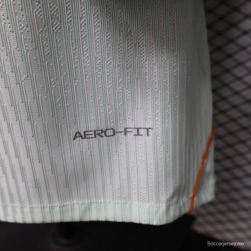 قميص اللاعب ذو الأكمام الطويلة باللون الأخضر الفاتح للعب خارج أرضه، نسخة 26/27، من دار سك العملة الفرنسية