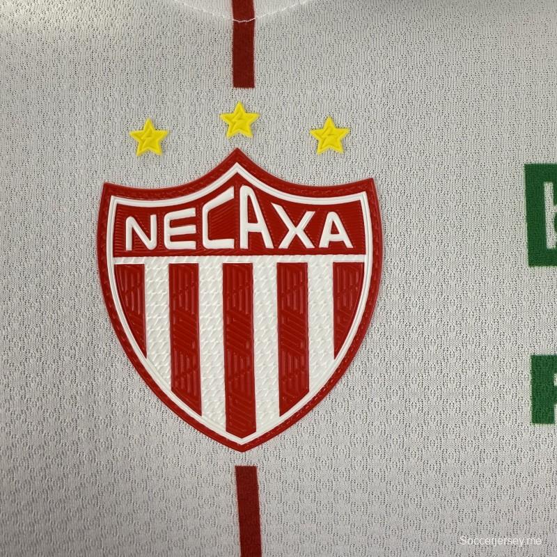 قميص اللاعب رقم 25/26 للنادي "نيكاكسا" باللون الأبيض مع خطوط حمراء رفيعة