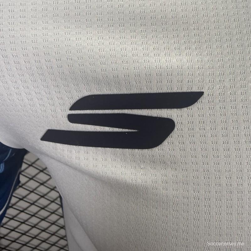 قميص اللاعب رقم 25/26 من فريق CF باتشوكا، أبيض وأزرق بخطوط عمودية، قميص المباريات على أرض الفريق