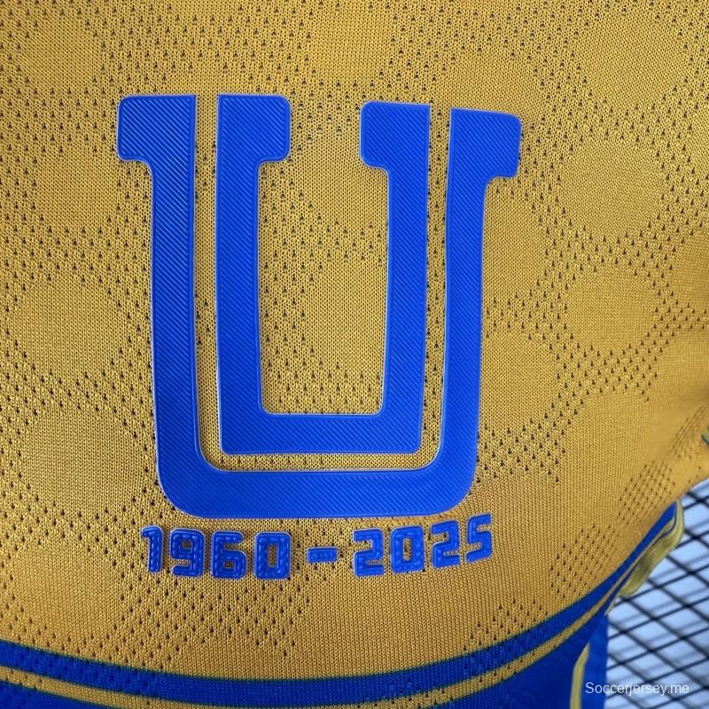 قميص اللاعب نسخة 25/26 لفريق تيغريس UANL باللون الذهبي مع شريط أزرق على الصدر، وشعار الذكرى الخامسة والستين، وقميص Sportiumbet
