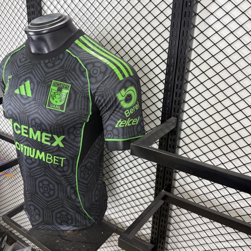 قميص اللاعب رقم 25/26 لفريق تيغريس UANL من أديداس، الطبعة الثالثة / الطبعة الخاصة باللون الأسود (نسخة SPORTIUMBET)