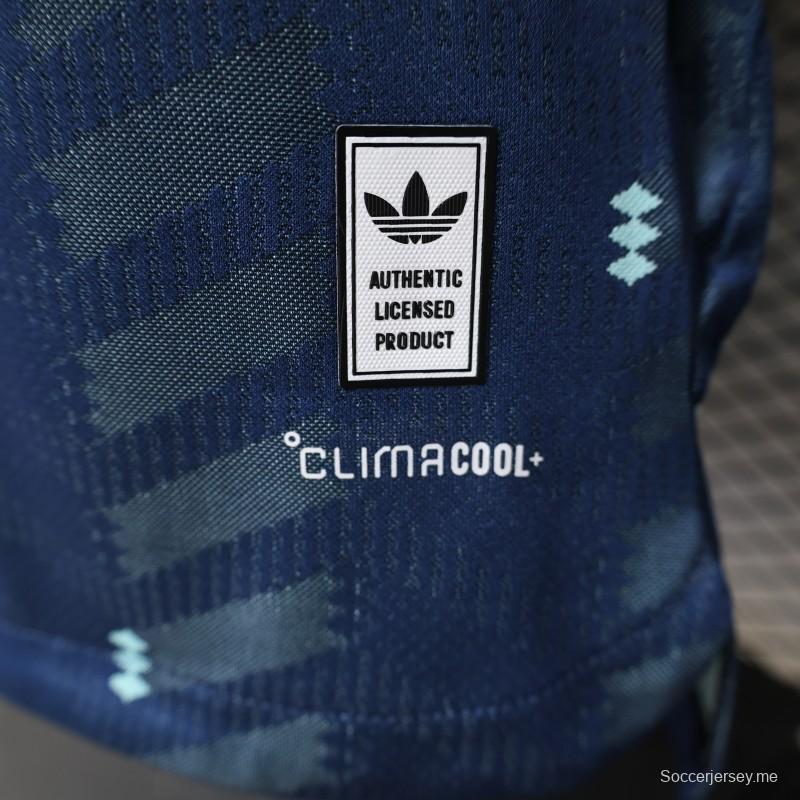 قميص اللاعبين خارج الملعب، الإصدار 2026، ألمانيا، أزرق داكن بنمط متعرج