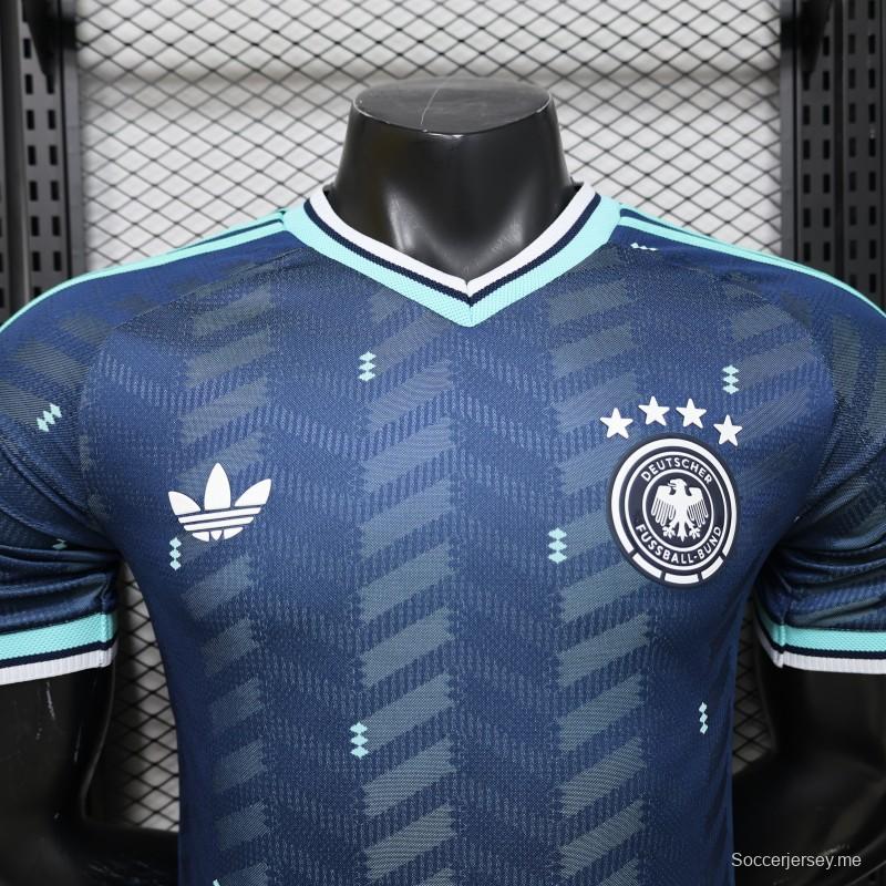 قميص اللاعبين خارج الملعب، الإصدار 2026، ألمانيا، أزرق داكن بنمط متعرج
