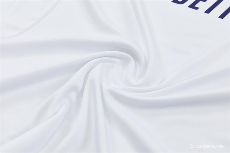 طقم رياضي للأطفال مقاس 26/27 من ريال مدريد باللون الأبيض مع سترة ذات سحاب نصف طول وبنطال طويل