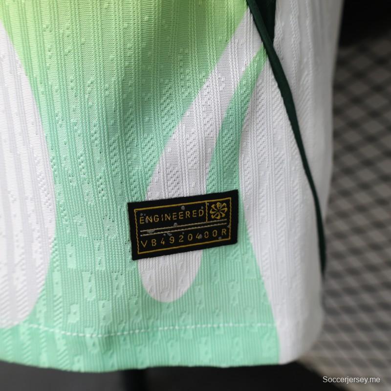 قميص اللاعب خارج أرضه، إصدار 2026، نيجيريا، أبيض مع شريط أخضر
