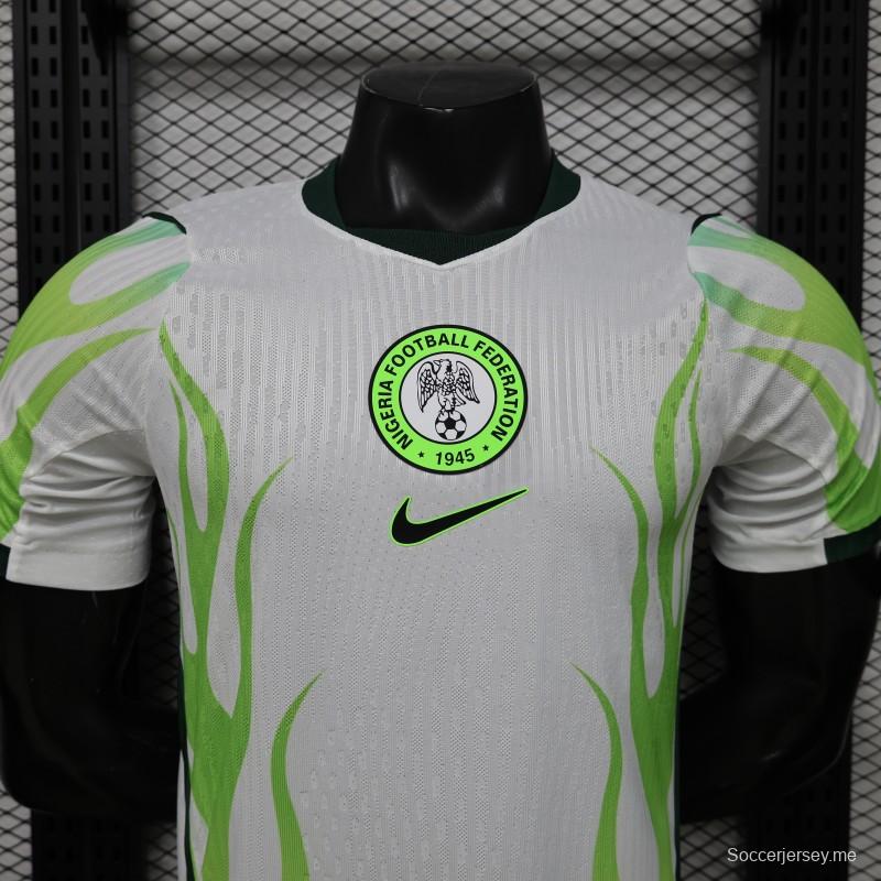 قميص اللاعب خارج أرضه، إصدار 2026، نيجيريا، أبيض مع شريط أخضر