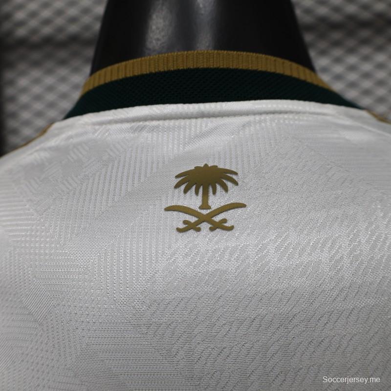 قميص اللاعب رقم 26/27 للمملكة العربية السعودية  قميص المباراة الرئيسي باللونين الأبيض والذهبي