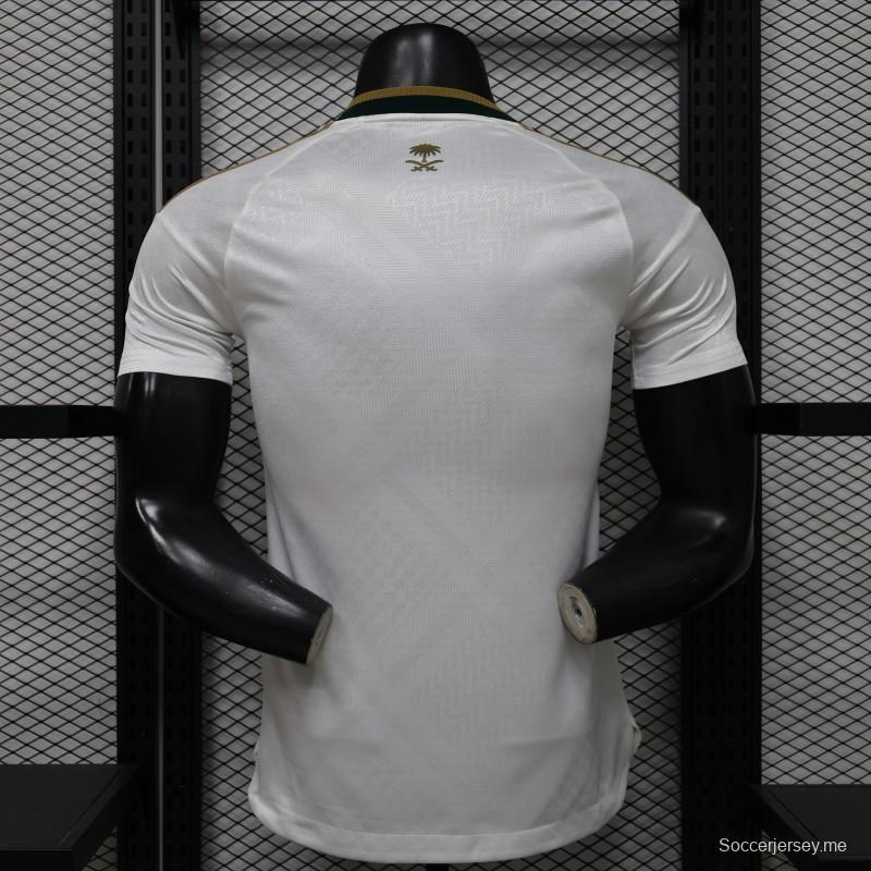 قميص اللاعب رقم 26/27 للمملكة العربية السعودية  قميص المباراة الرئيسي باللونين الأبيض والذهبي