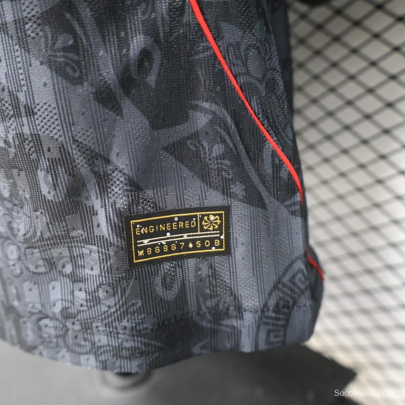 قميص لاعب نسخة 26/27 لفريق برشلونة، إصدار خاص باللونين الأسود الداكن والأحمر