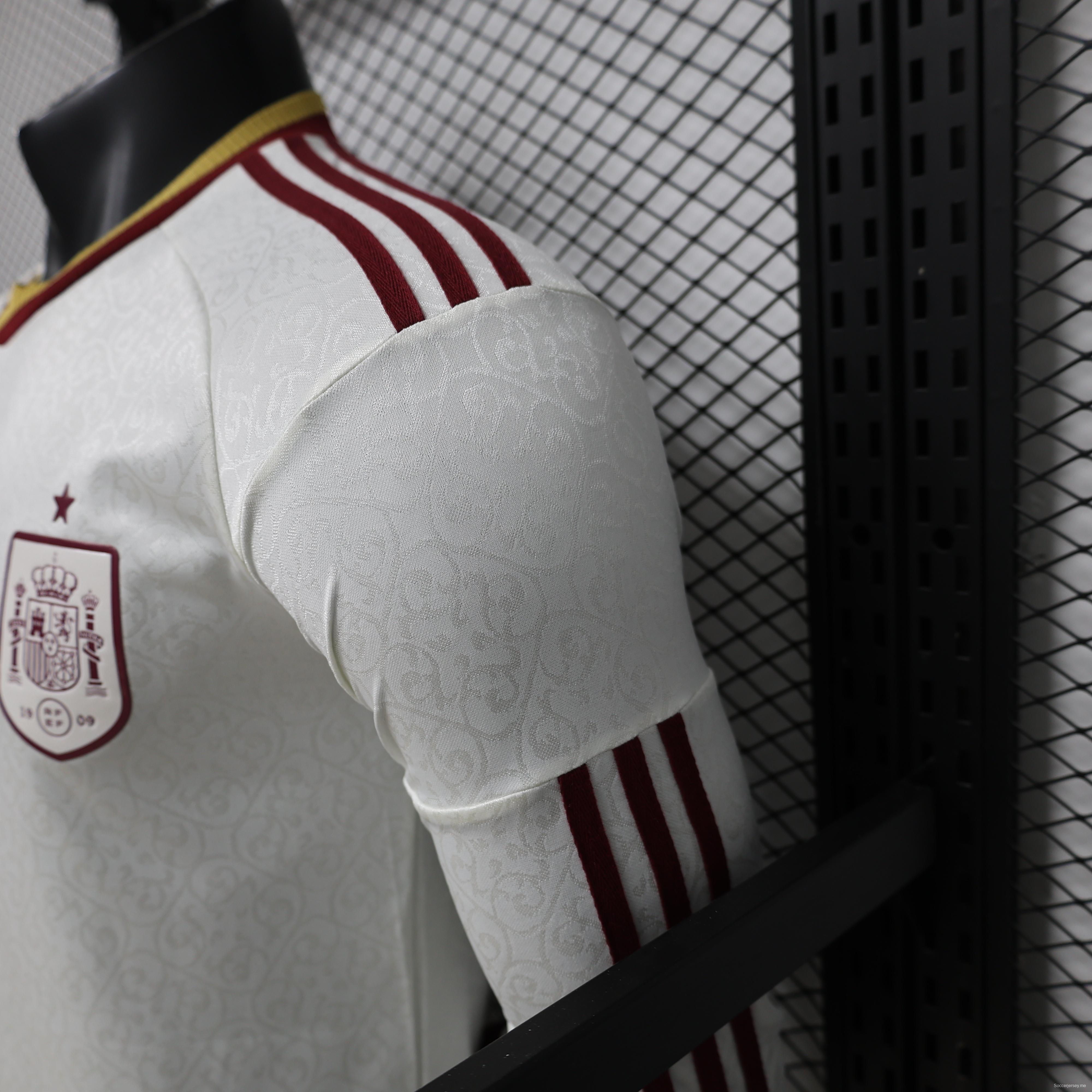 قميص اللاعب ذو الأكمام الطويلة باللون الأبيض لمباريات إسبانيا خارج أرضها للموسم 26/27