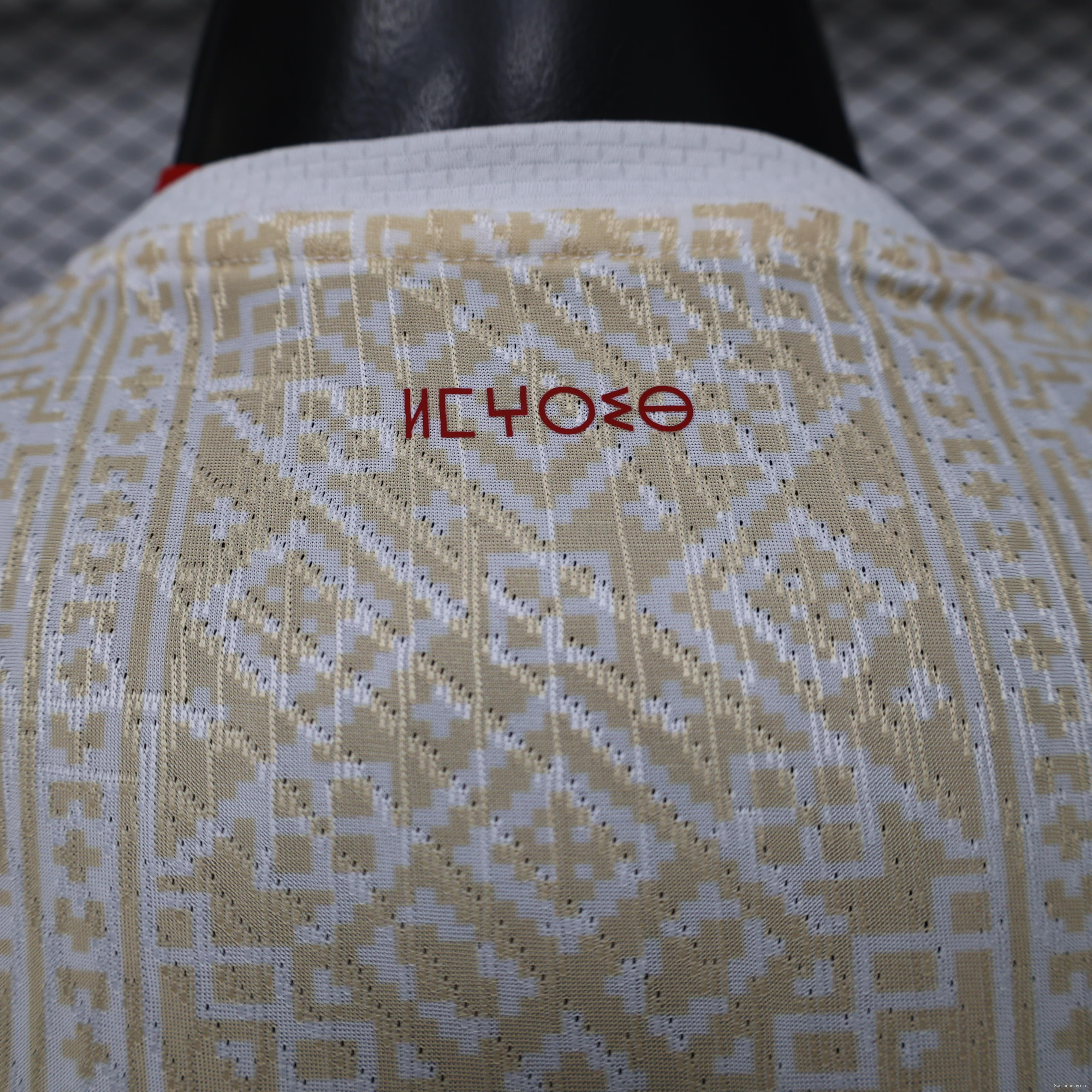 إصدار اللاعب 26/27  المغرب  خارج أرضه  قميص أبيض وذهبي بنقوش أمازيغية