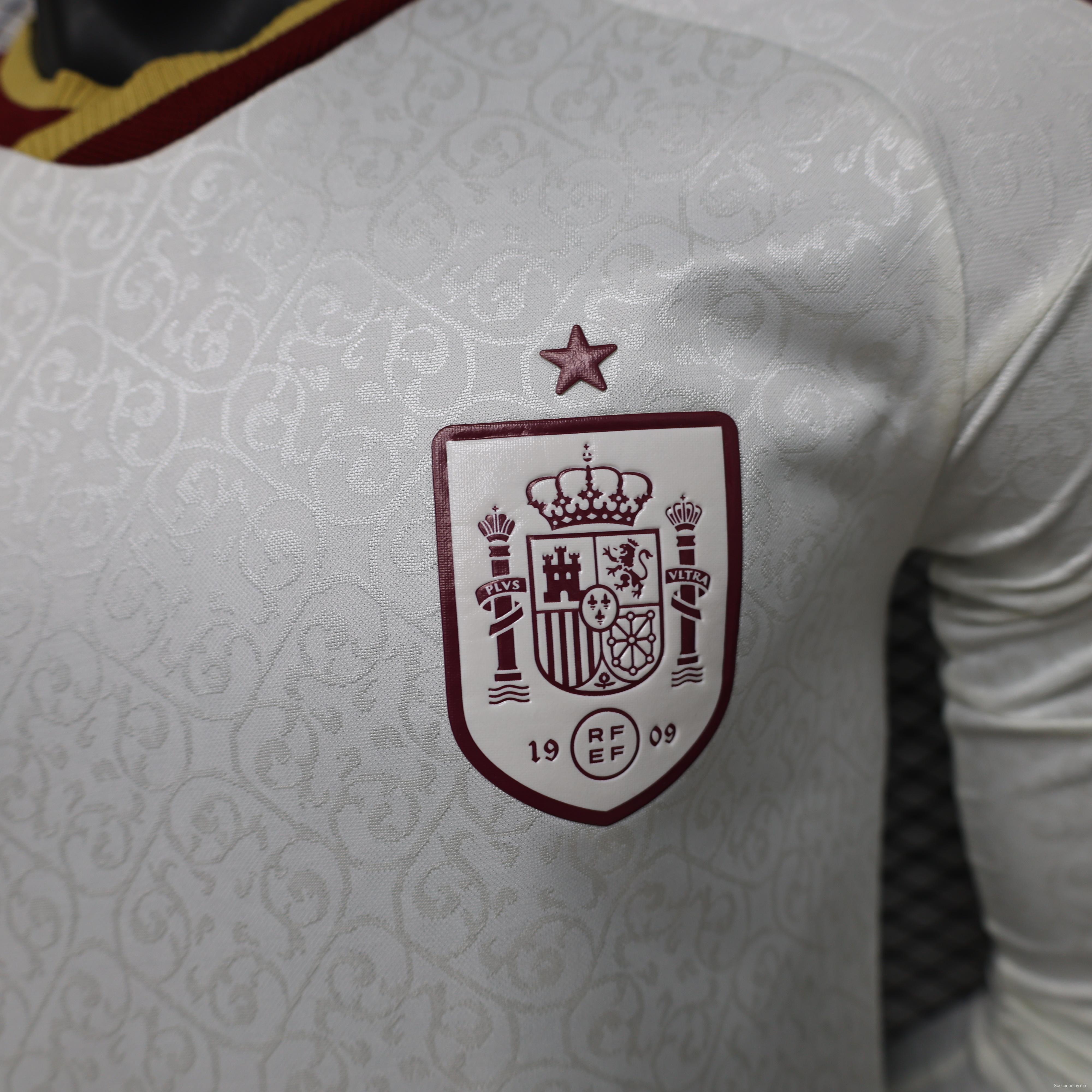قميص اللاعب ذو الأكمام الطويلة باللون الأبيض لمباريات إسبانيا خارج أرضها للموسم 26/27